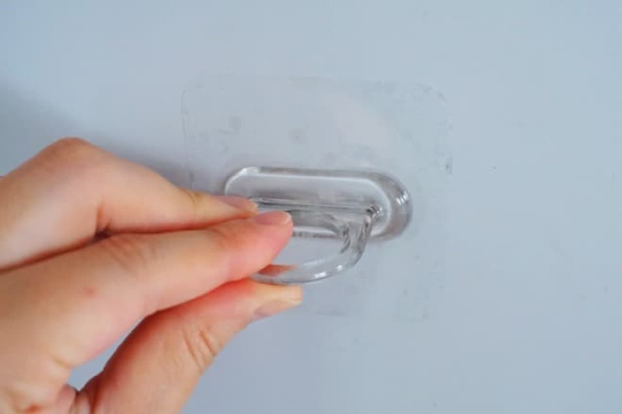 Ceria "Film ring hook that can be stuck and peeled off as many times as you like"