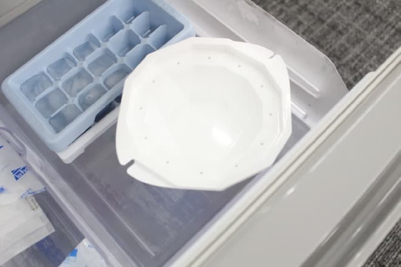 Ceria ice container ice tray
