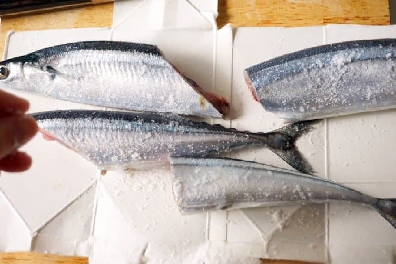 How to bake saury using a frying pan