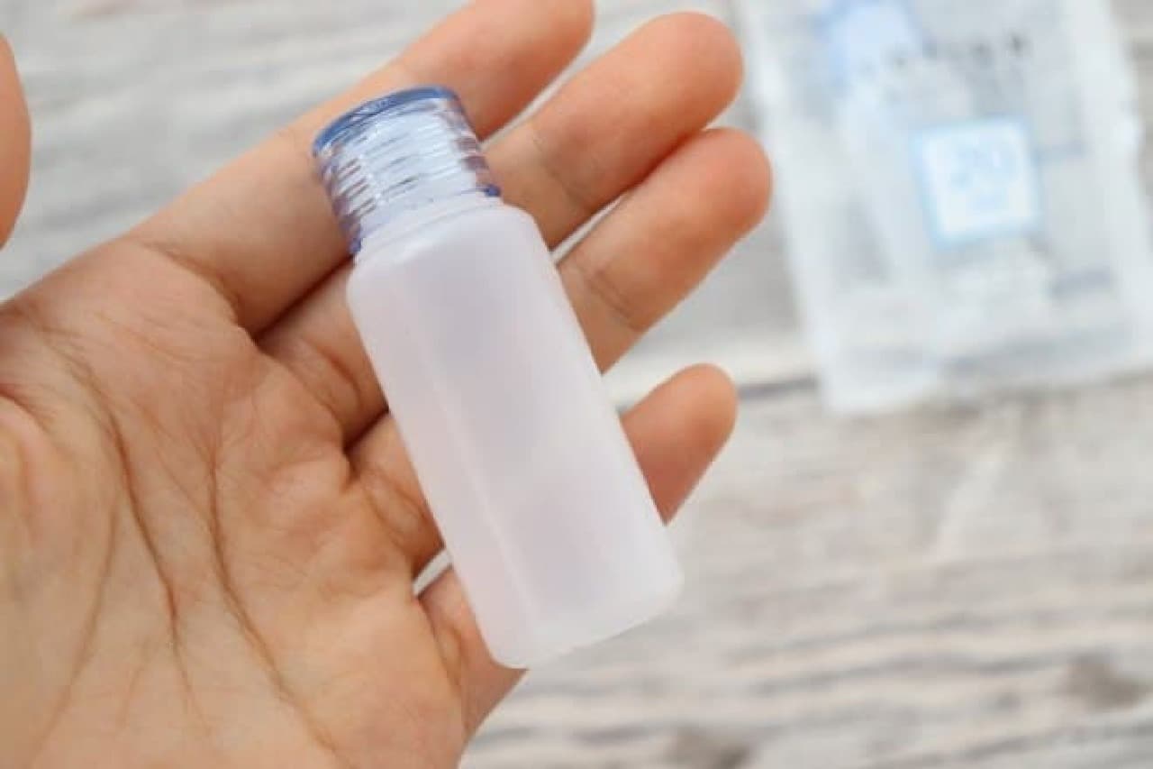 Carry liquid cosmetics with soy sauce vial