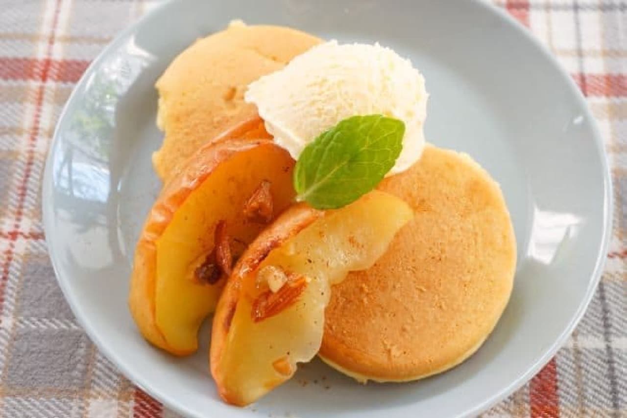 Grilled apple with vanilla ice cream