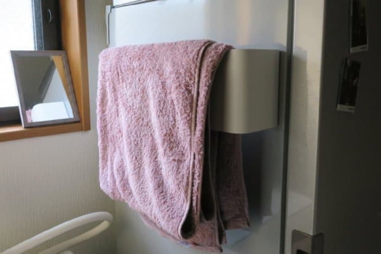 Bath towel holder