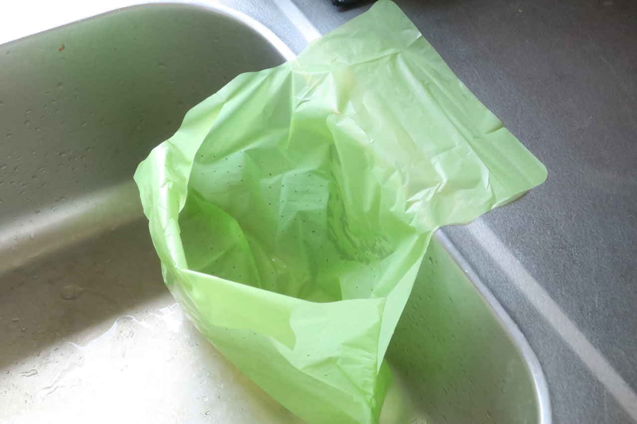 Garbage bag that does not require a triangular corner