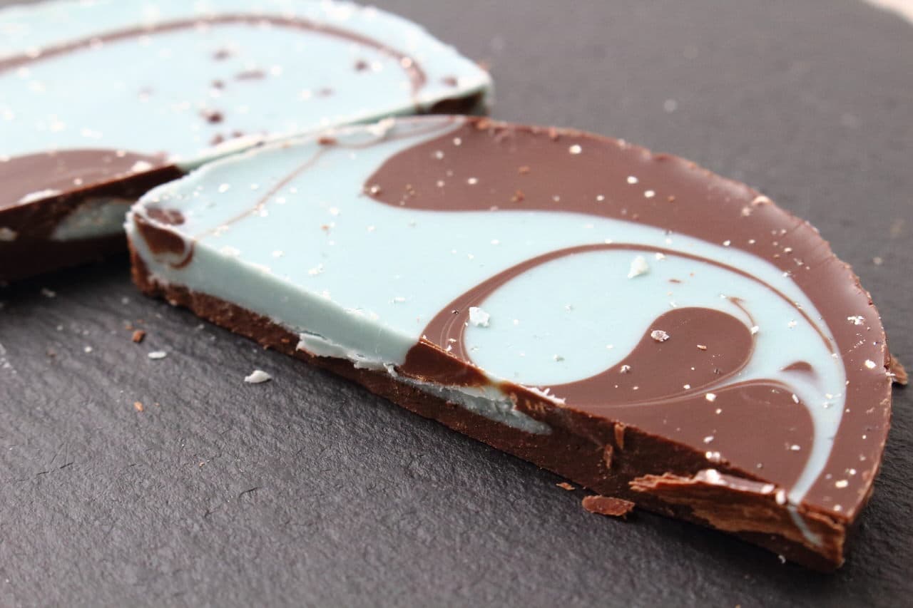チョコレート専門店ベルアメールの青色のパレショコラ、春夏限定のラムネ、チョコミント、ブルーアールグレイ