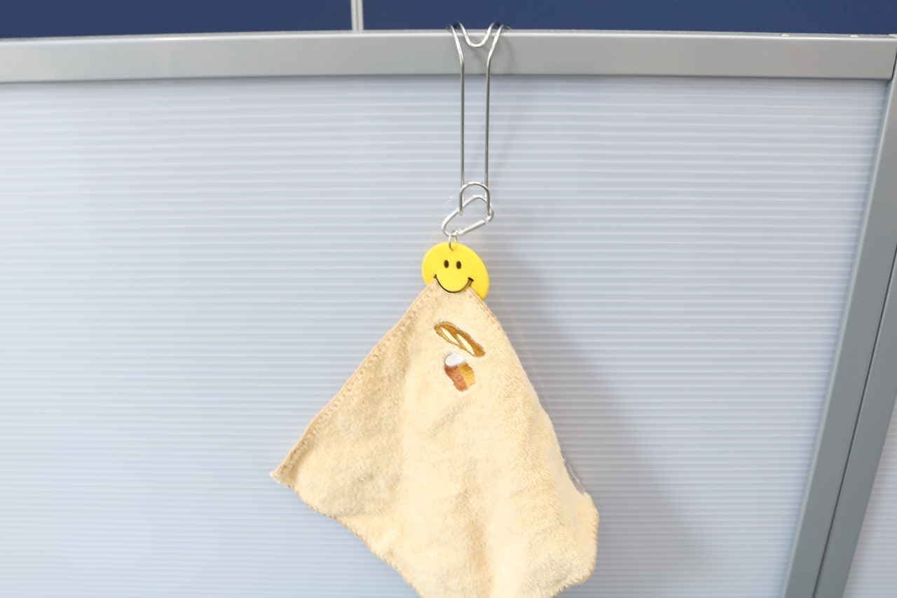 Can Do Smile Carabiner Towel Holder