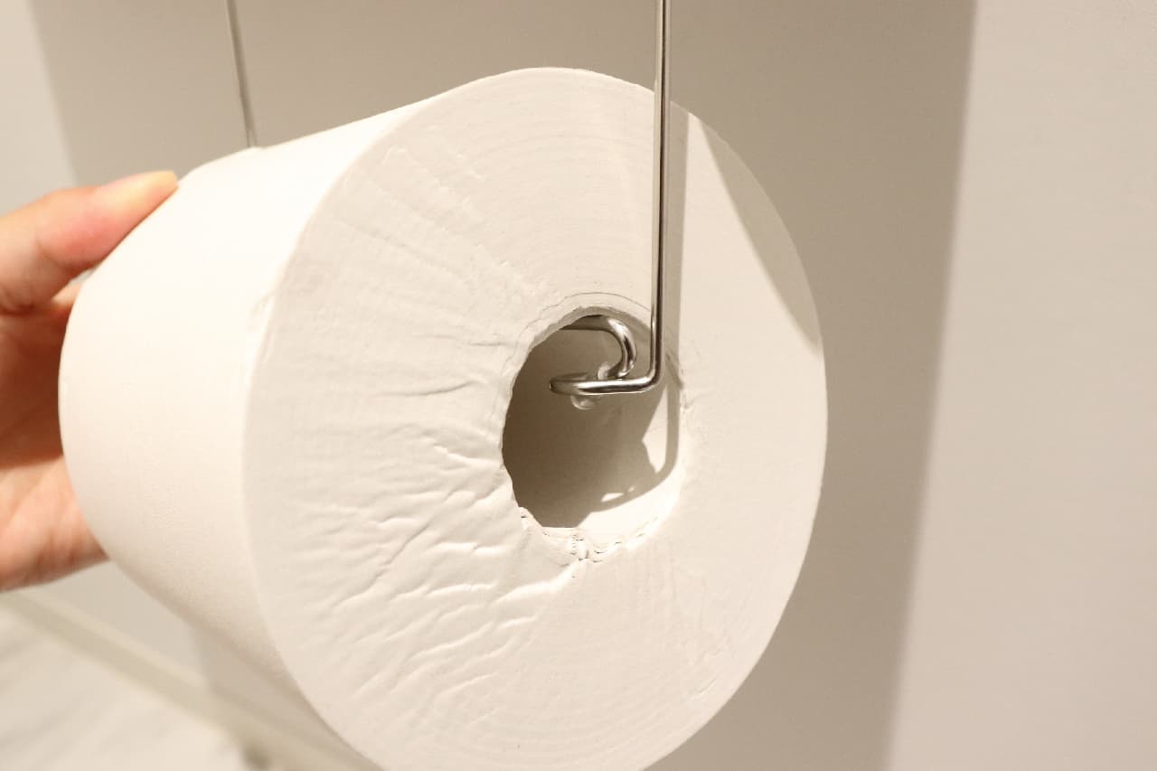 Increased storage capacity, 100% toilet paper stocker that can be hooked--Easy to replenish suddenly by hanging storage