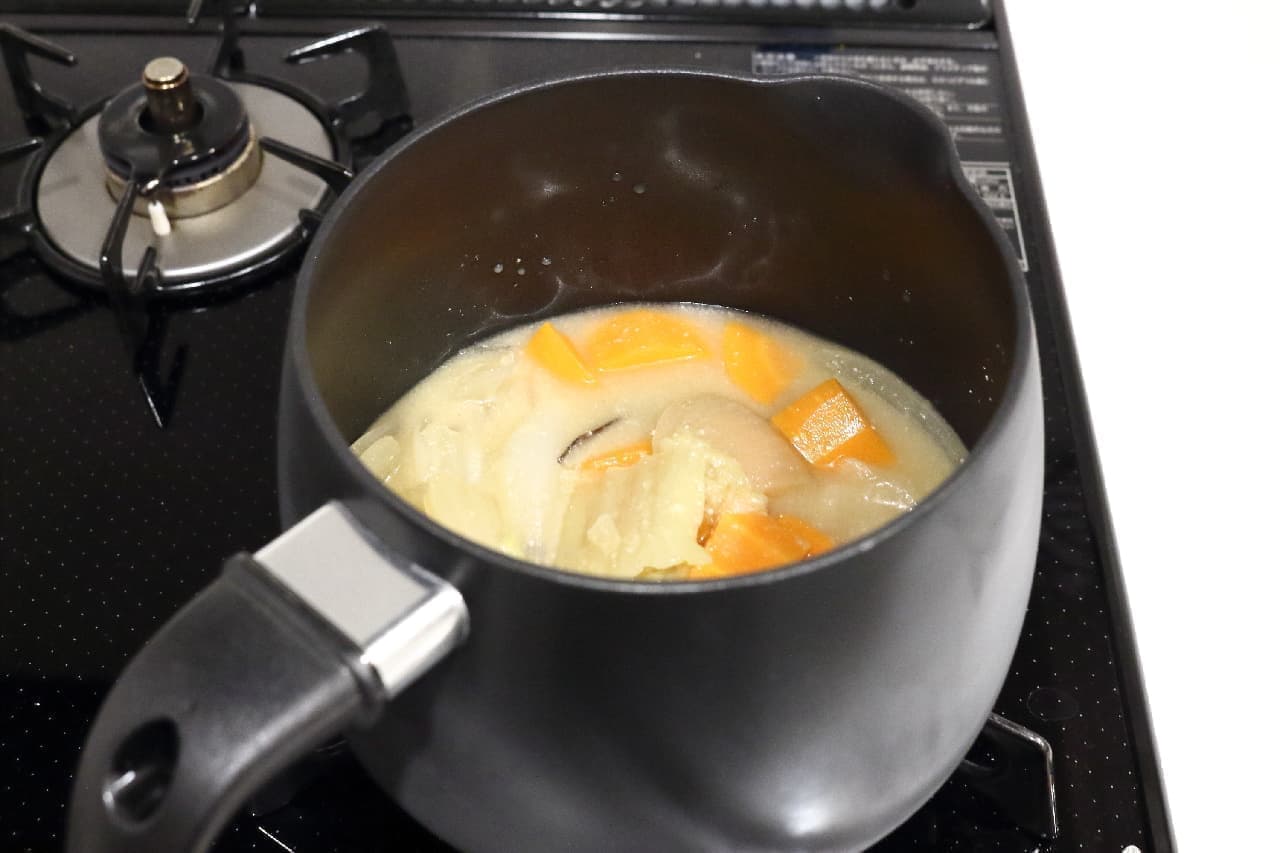 湯沸かしも料理もできるニトリのケトル兼用鍋、片手でラクラク、収納もコンパクトに
