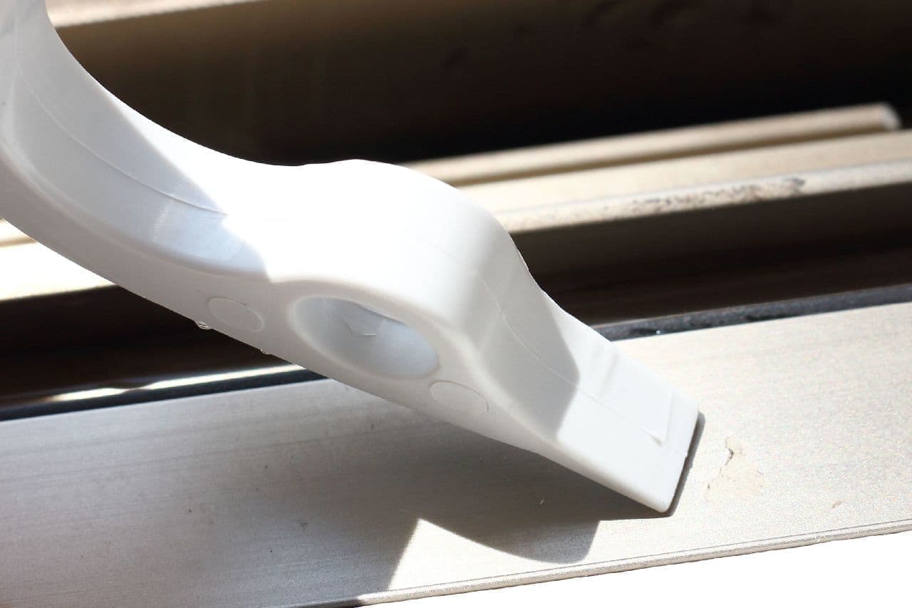 窓のサッシの汚れを掃除するのに便利なダイソーのスクレーパー付サッシブラシ