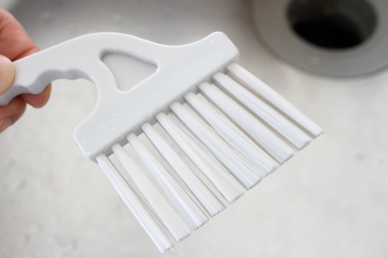 A sash brush with a scraper from Daiso that is convenient for cleaning dirt on window sashes.