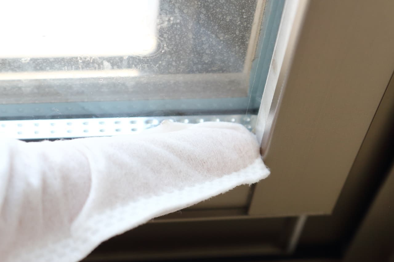 水まわりや窓のサッシの黒カビ防止！拭くだけ簡単、最長2か月の効果の「おうちの防カビマジカルミトン」