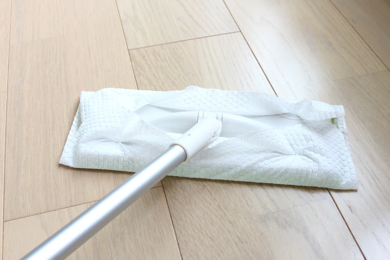 汚れを落としてツヤ出しも--床を簡単＆きれいに掃除できるフローリング用のマジックリン