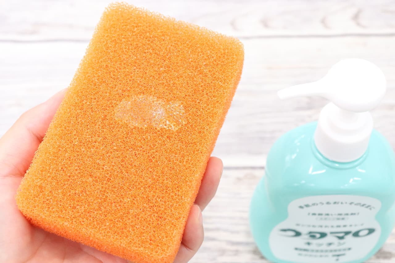Utamaro Kitchen, a dishwashing detergent that removes oil stains well, is gentle on the hands, and can even disinfect sponges
