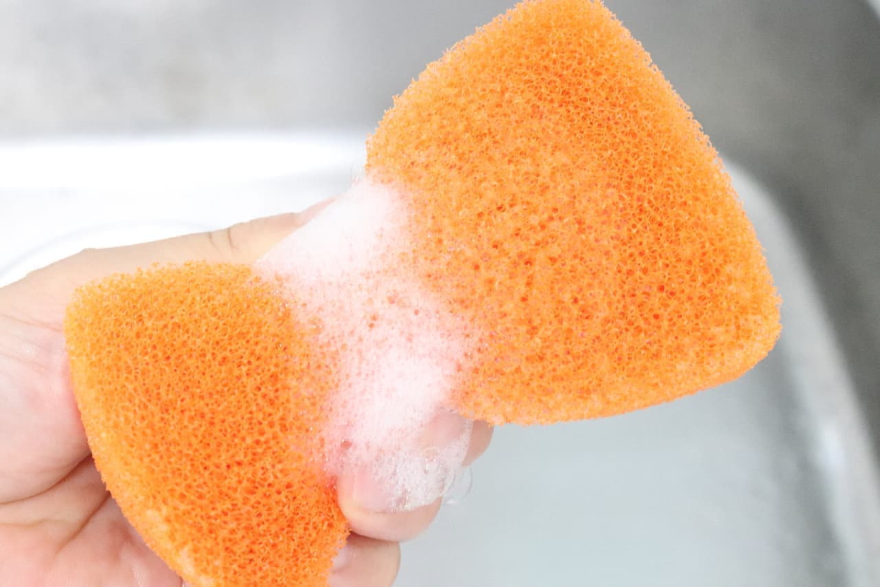 Utamaro Kitchen, a dishwashing detergent that removes oil stains well, is gentle on the hands, and can even disinfect sponges