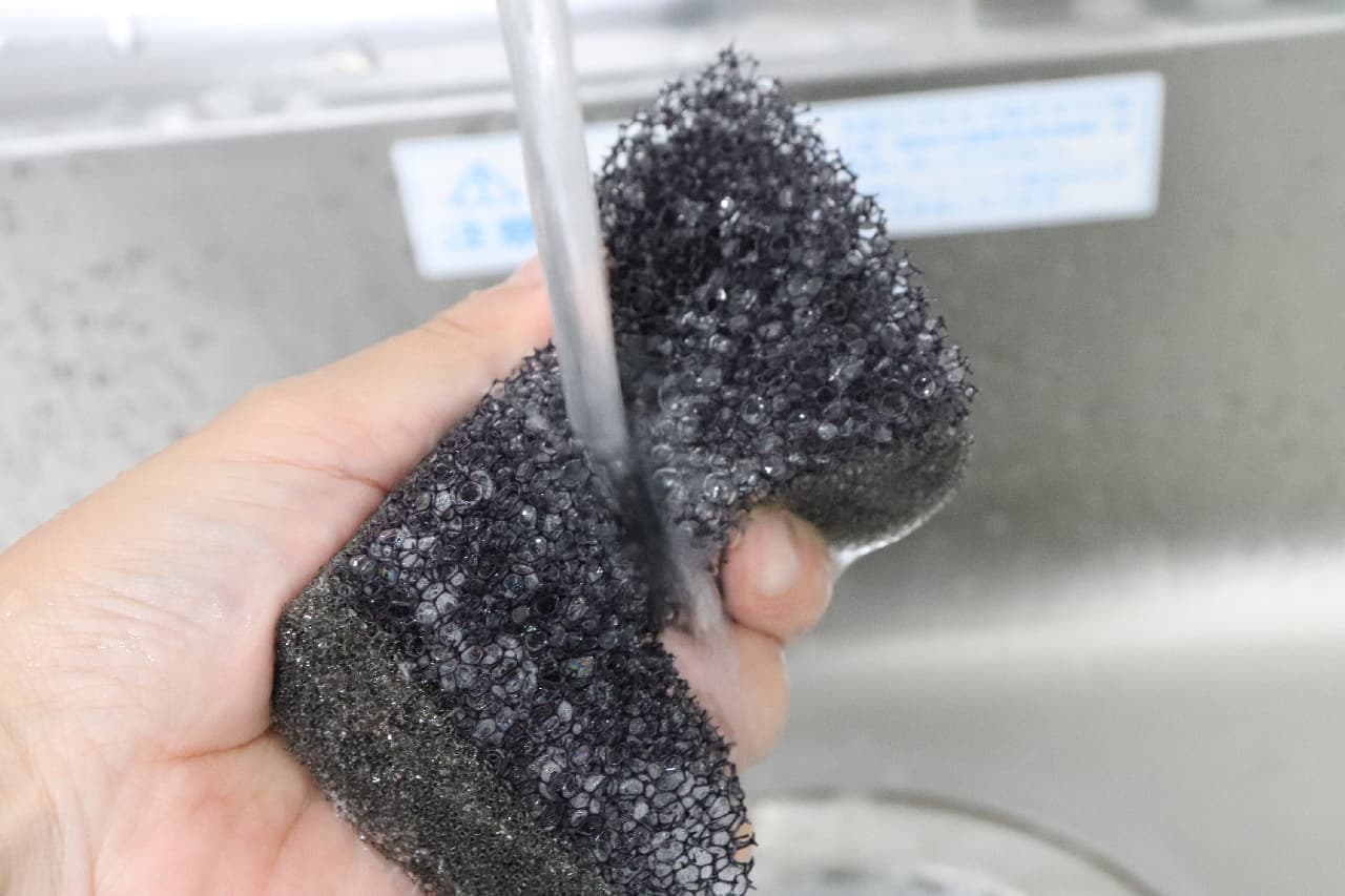 Can be used neatly ♪ Hundred yen store "kitchen sponge with good water sharpness"-sanitary washing and smooth drying