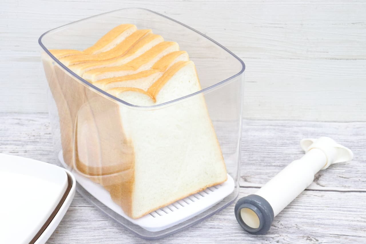 Easy & convenient! A storage container that "vacuum seals" bread--prevents drying and keeps it delicious