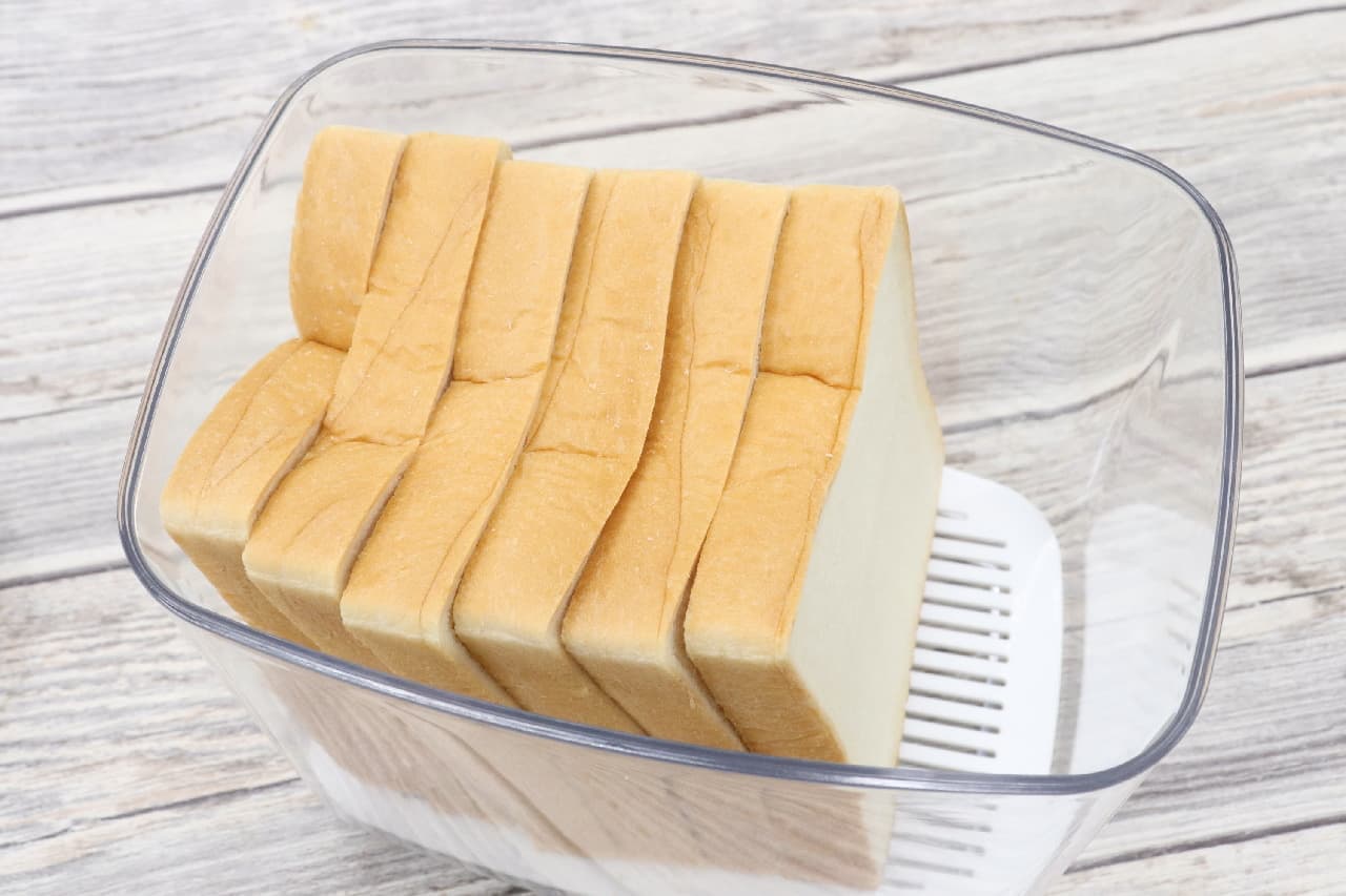 Easy & convenient! A storage container that "vacuum seals" bread--prevents drying and keeps it delicious