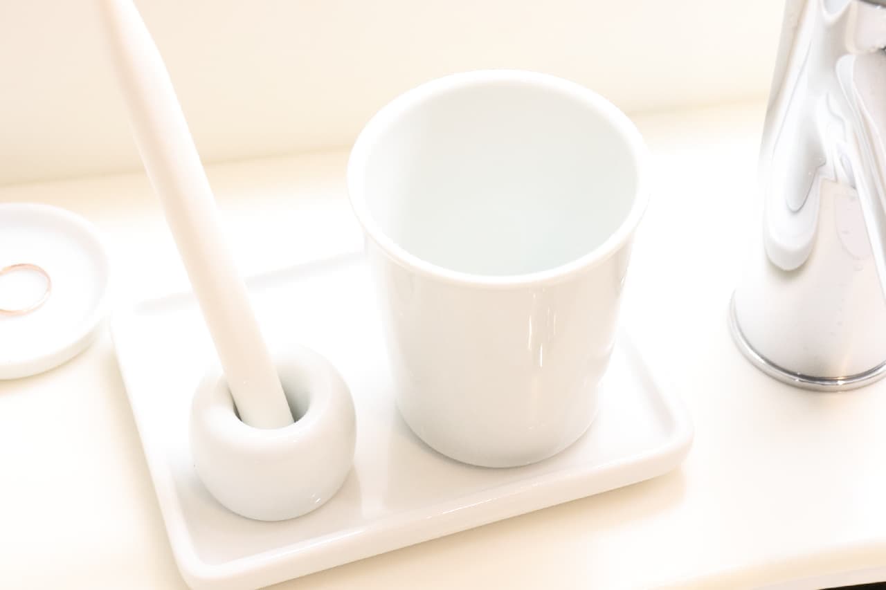 洗面台をホテル風のホワイトに--無印「白磁シリーズ」のコップや歯ブラシスタンド