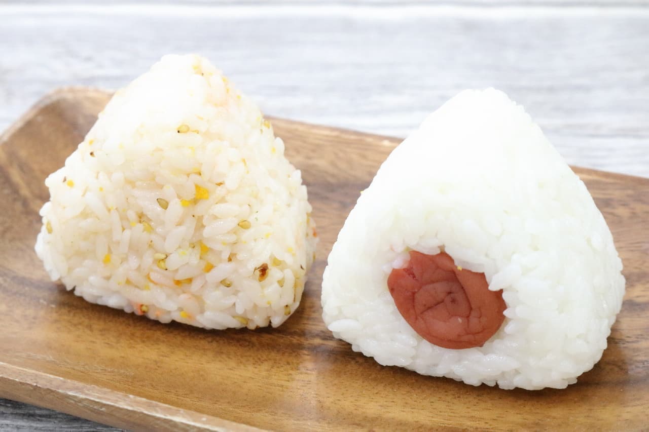 [Hundred yen store] Two beautiful triangular rice balls at once--a convenient mold that can be simply packed and turned over.