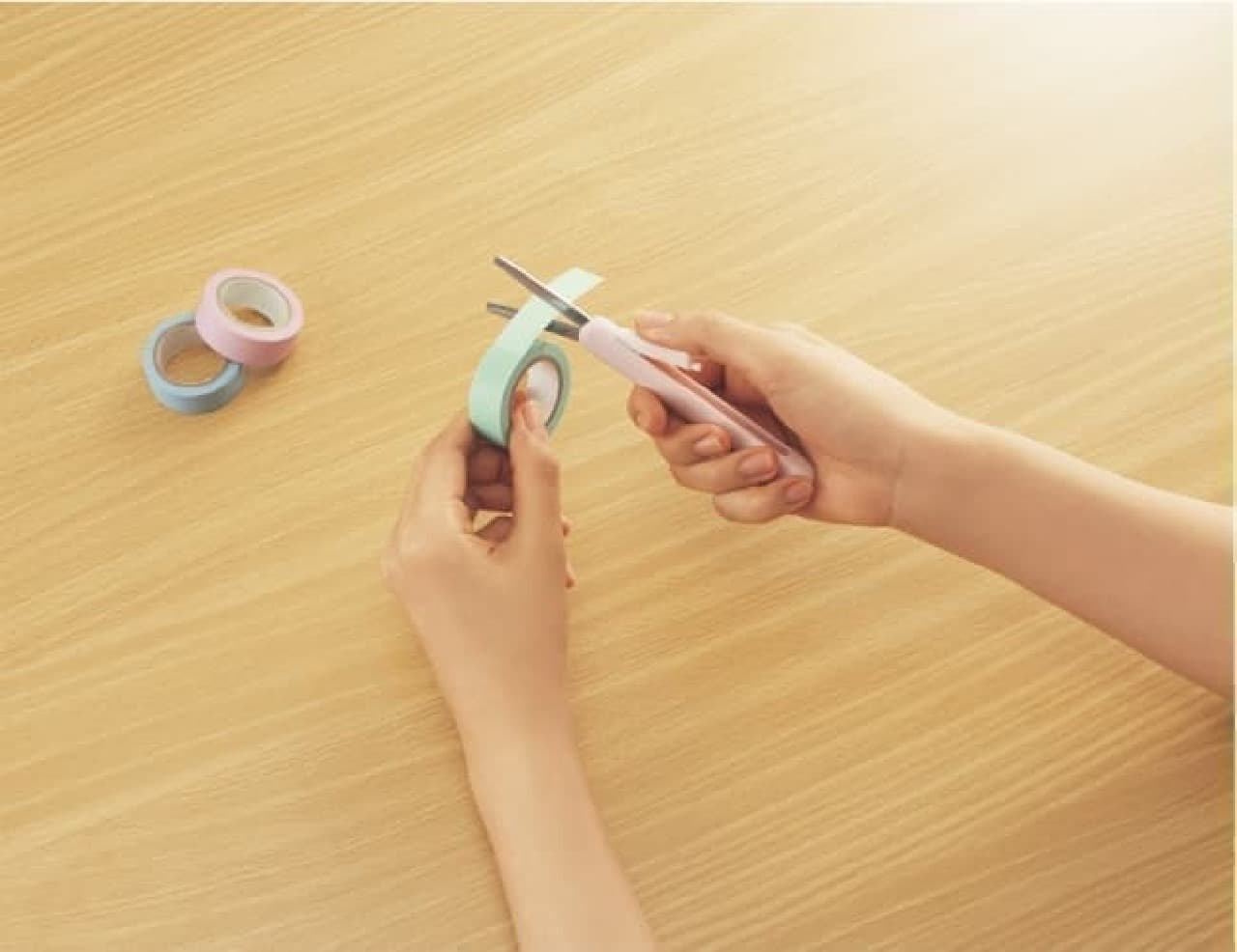 Easy because there is no cap! Sliding mobile scissors "Sakusa Poche"
