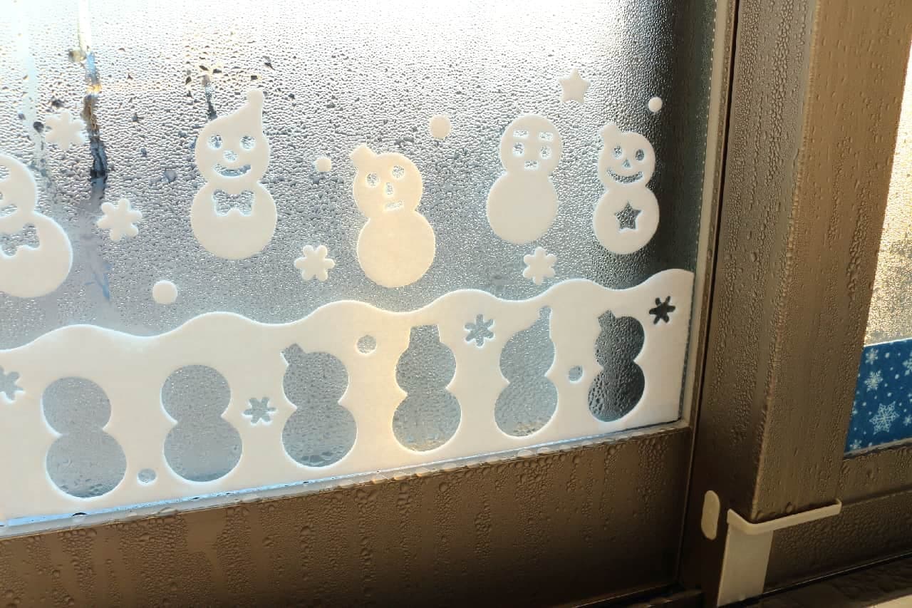 窓のびちょびちょ対策に！100均の可愛い結露テープ--雪だるまのデコレーションも♪