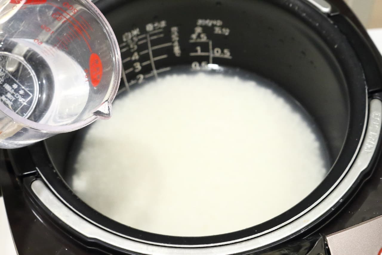 2. Put "1" rice in the rice cooker and add water up to the 2nd scale. Add the same amount of water as raw okara (50 ml of water for 50 g of raw okara).