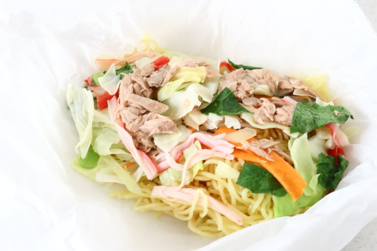 Step 5, easy with the microwave! How to make yakisoba--just wrap it in parchment paper and it's healthy without oil