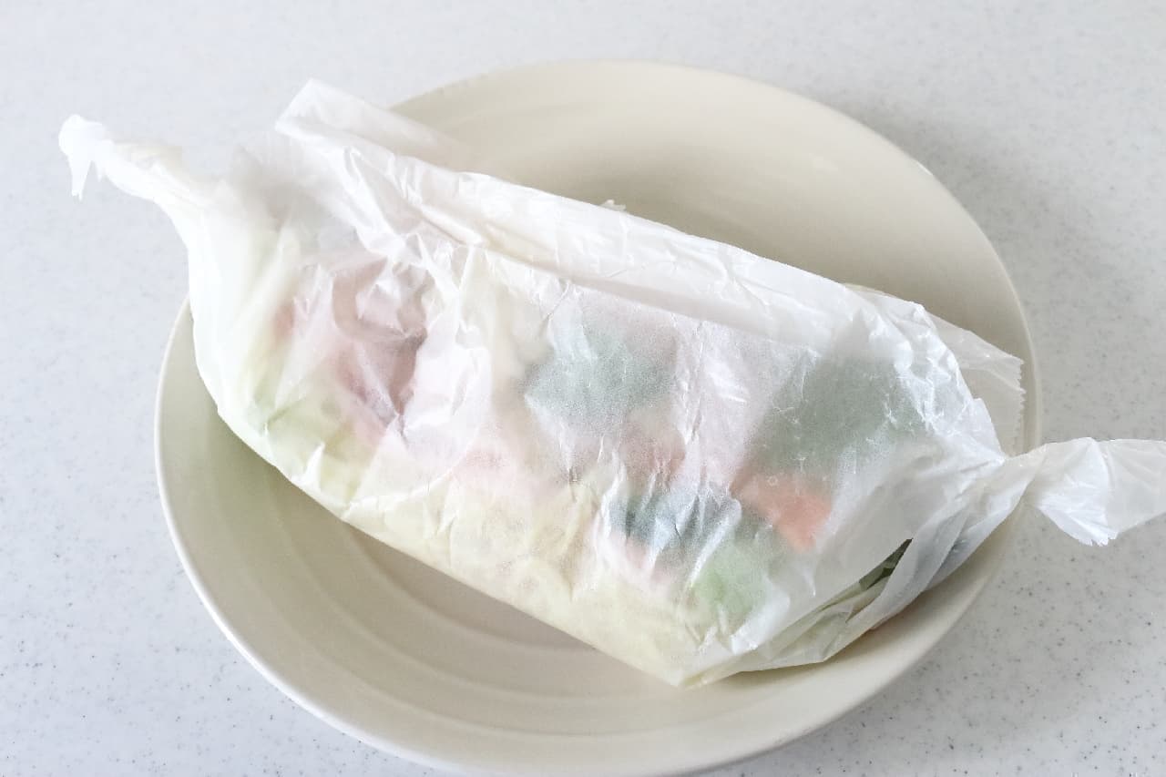 Step 3, easy with the microwave! How to make yakisoba--just wrap it in parchment paper and it's healthy without oil