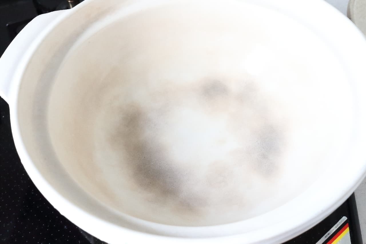 Easy with "baking soda + hot water" ♪ How to remove the scorching of the clay pot--For stainless steel and enamel