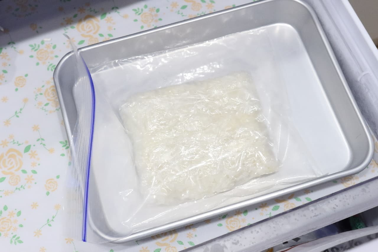 ステップ3、少し冷めたら、保存袋に入れたご飯を冷凍庫に移します。