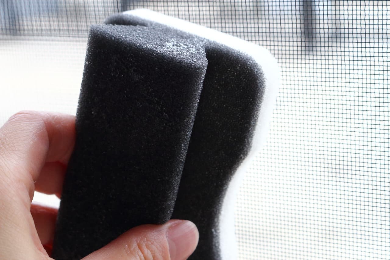Easy cleaning of screen doors with Hundred yen store "cleaning cloth for screen doors" ♪ Extra-fine brushes and sponges are also convenient