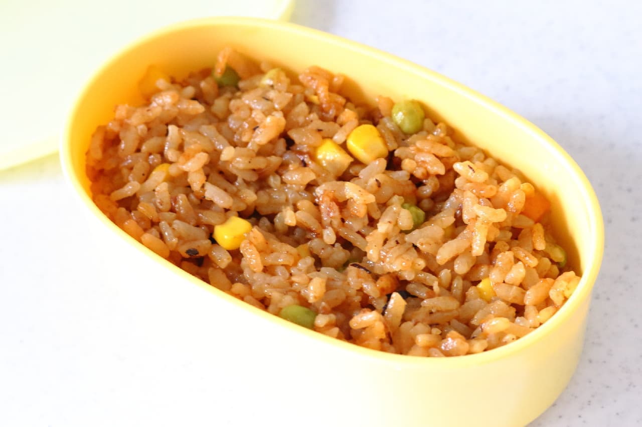 Easy with a rice cooker ♪ "Curry pilaf" recipe--Seasoned with retort curry, perfect for lunch