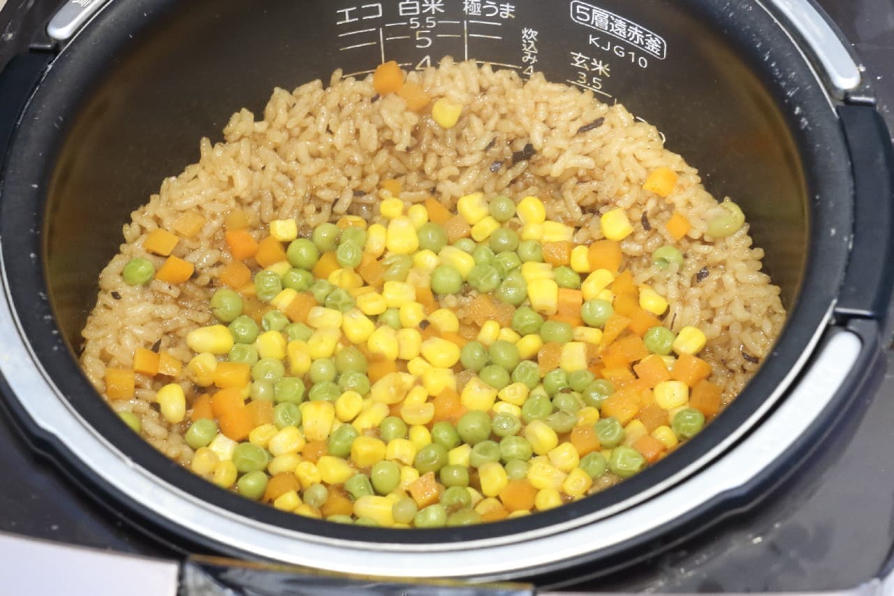 Easy with a rice cooker ♪ "Curry pilaf" recipe--Seasoned with retort curry, perfect for lunch
