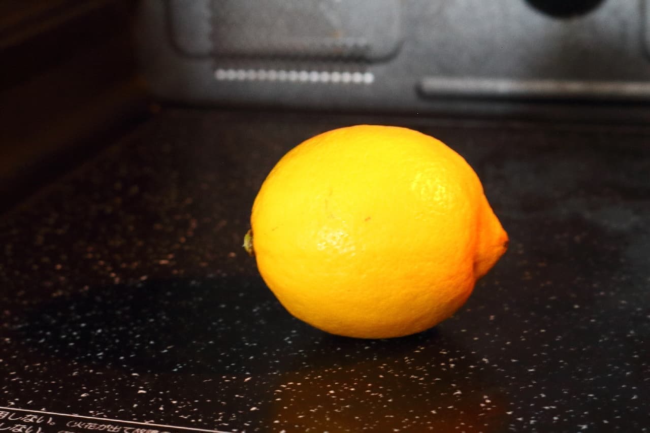 ステップ1、レモンを丸ごと、電子レンジ（500～600W）で30秒加熱します。