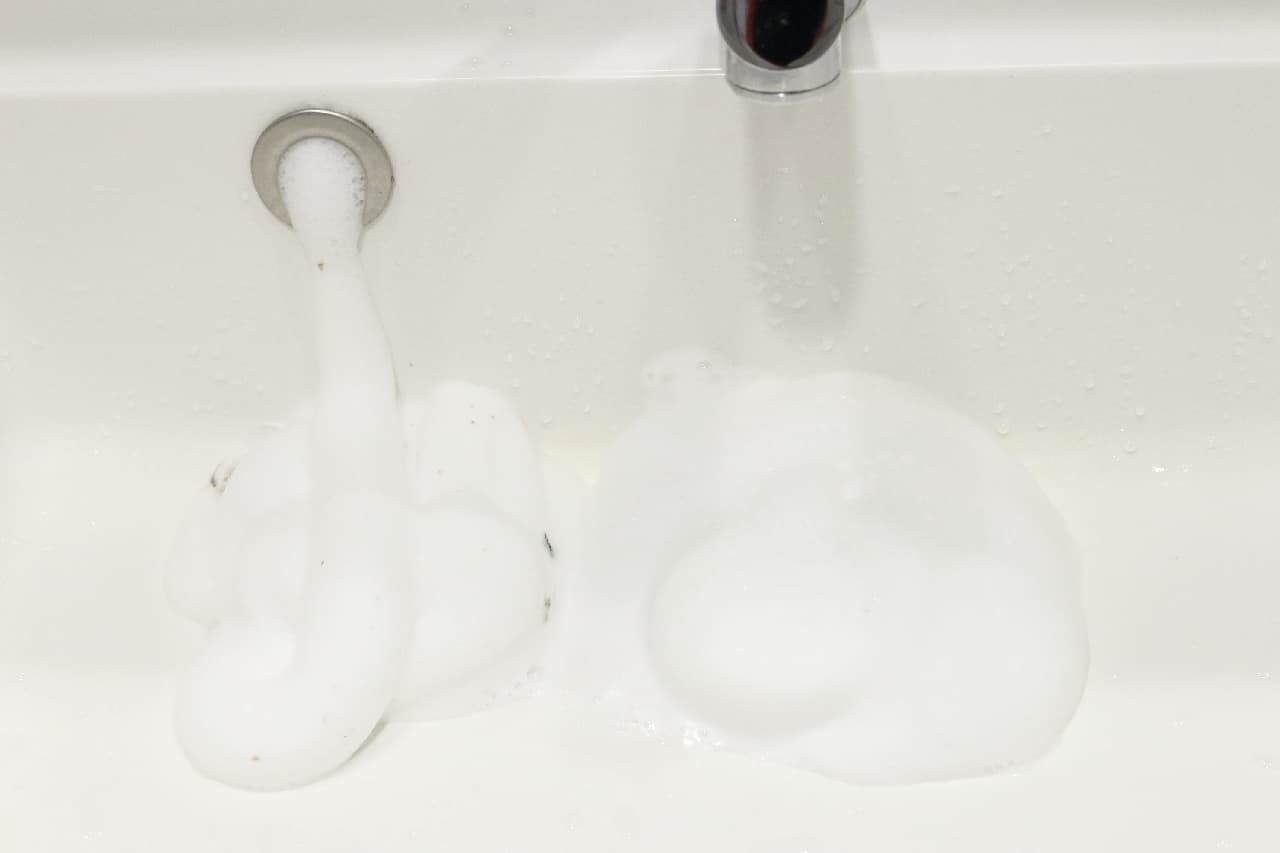 超快感！「らくハピ マッハ泡バブルーン 洗面台の排水管」で掃除してみた--汚れ・詰まりを一気に除去、消臭や除菌にも