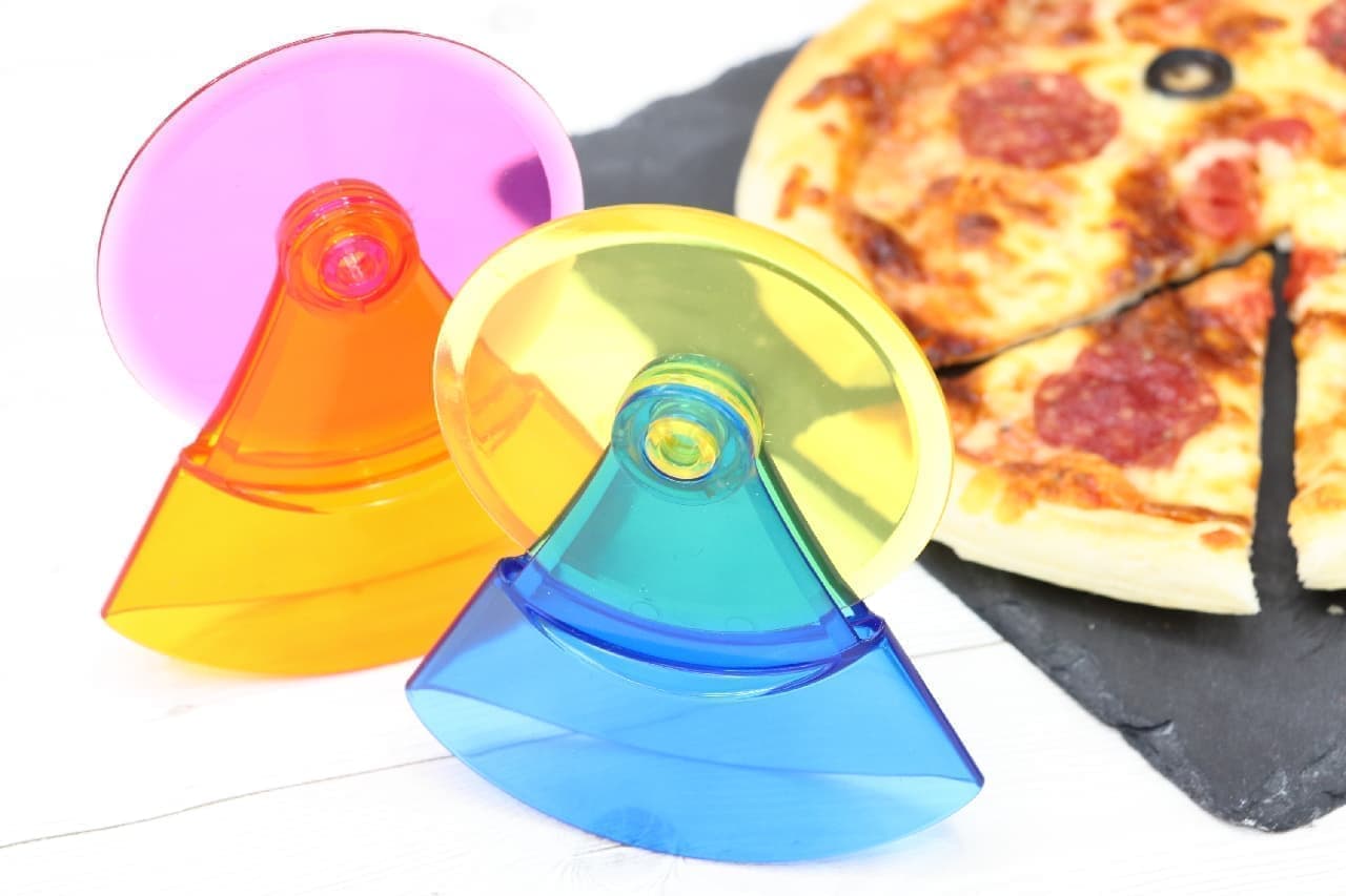 No more kitchen knives ♪ Convenient self-supporting "swing pizza cutter"-made of plastic that is safe for children, also for making pies and cookies