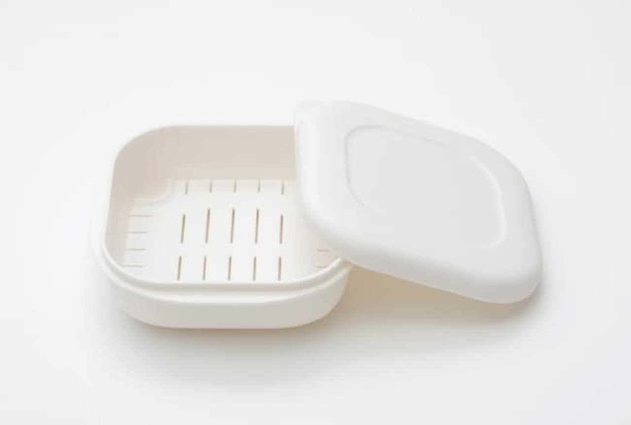 "Extremely frozen rice container" that can be warmed deliciously in the microwave--Prevents stickiness with a drainboard, and can be used as a lunch box