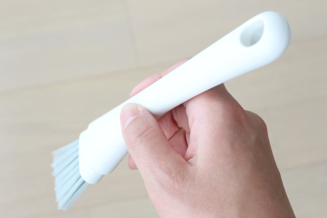 Quickly clean the dust on the window frame ♪ Marna "Sash Brush" is easy on the wrist--with a cover for neat storage