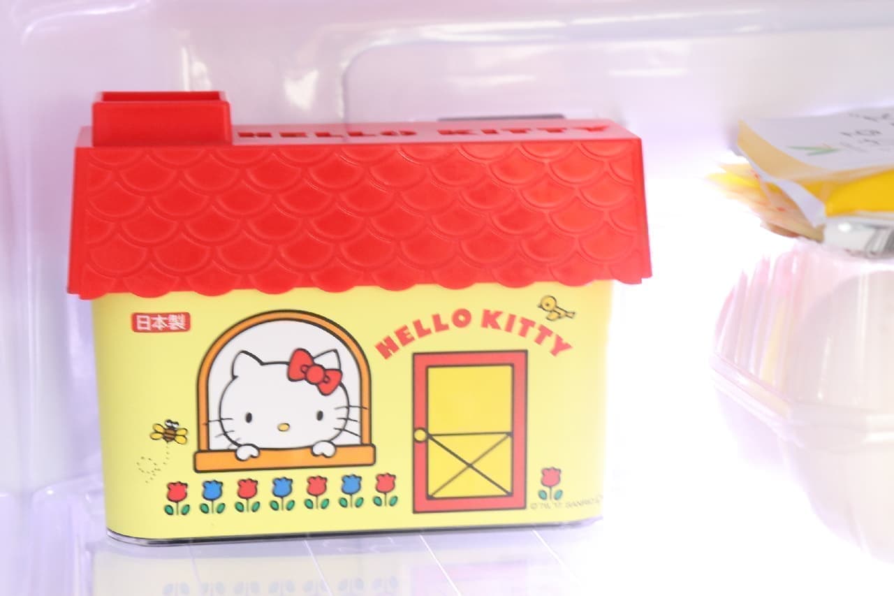 "Hello Kitty Charcoal Deodorant" to prevent odors in the refrigerator ♪ --Cute house-style design, 2 types of red and yellow