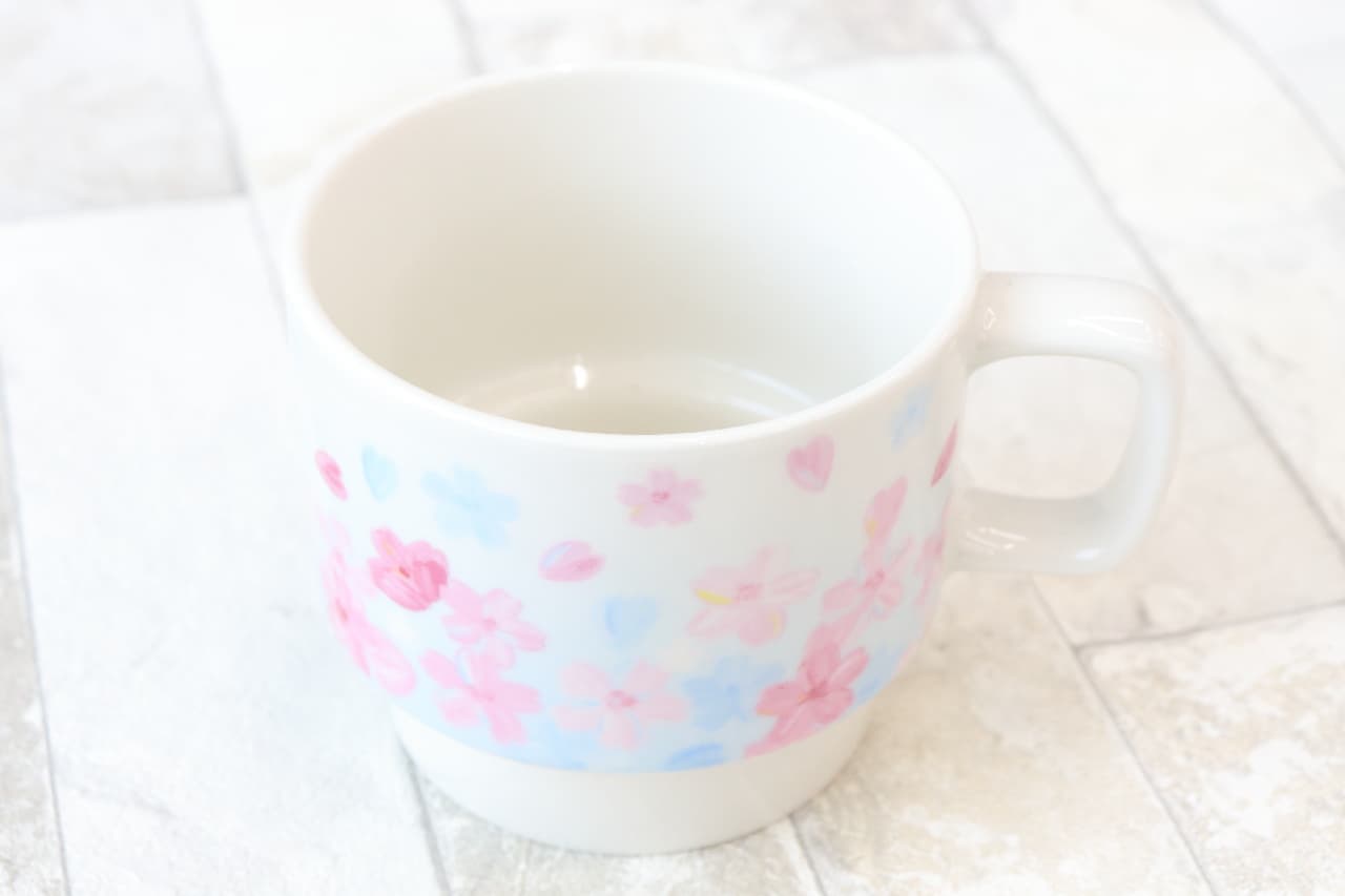 A cute cherry-patterned mug becomes Daiso