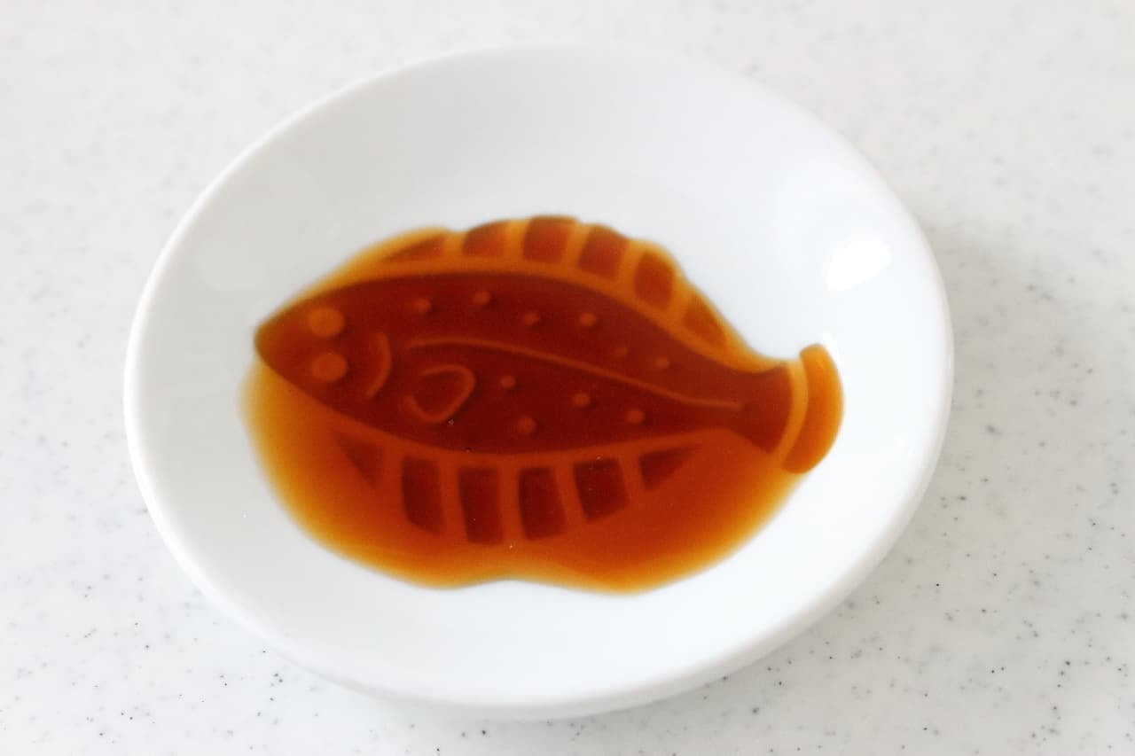 お魚の絵が浮き出る 100均の可愛い醤油皿 醤油の濃淡が生み出すギミック えんウチ