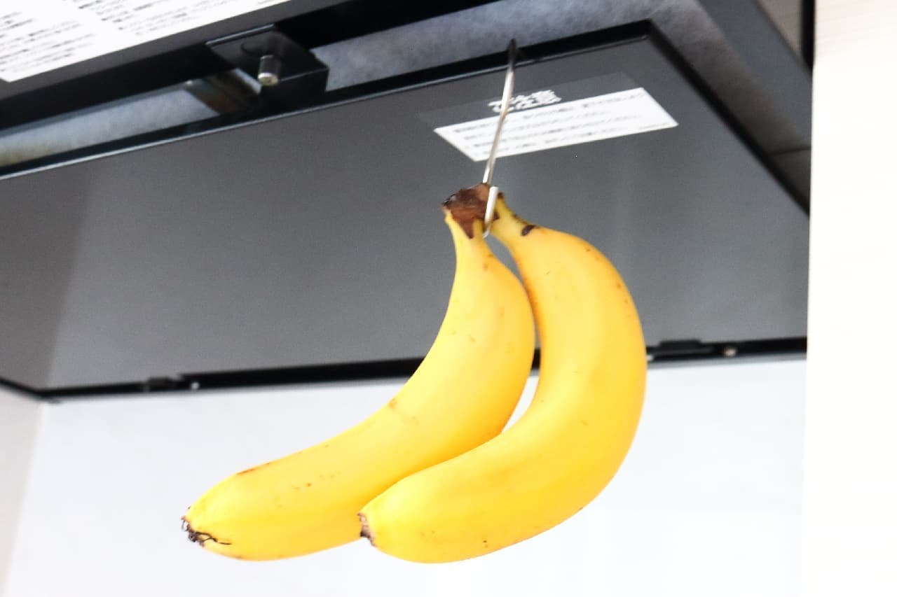 S字フックを使って吊り下げるバナナの保存法