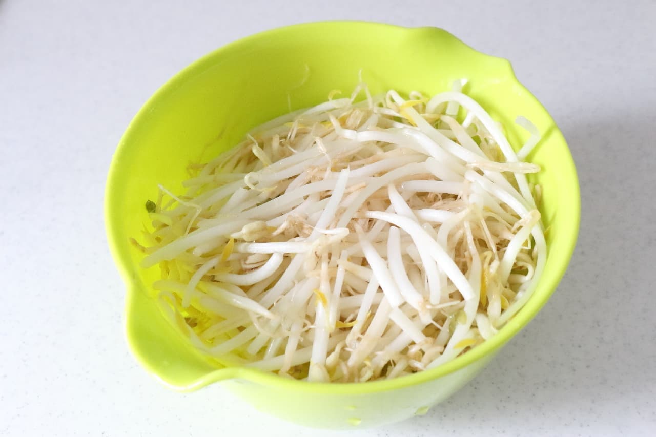 Step 1 Easy storage of bean sprouts that lasts for about a week just by soaking in water