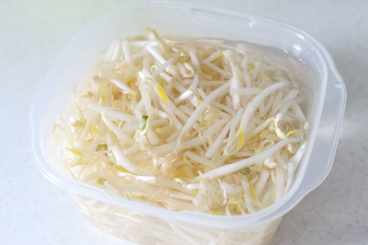 Step 2 Easy storage of bean sprouts that lasts for about a week just by soaking in water