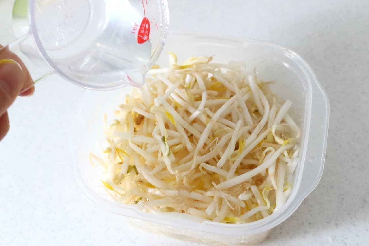 Step 4 Easy storage of bean sprouts that lasts for about a week just by soaking in water
