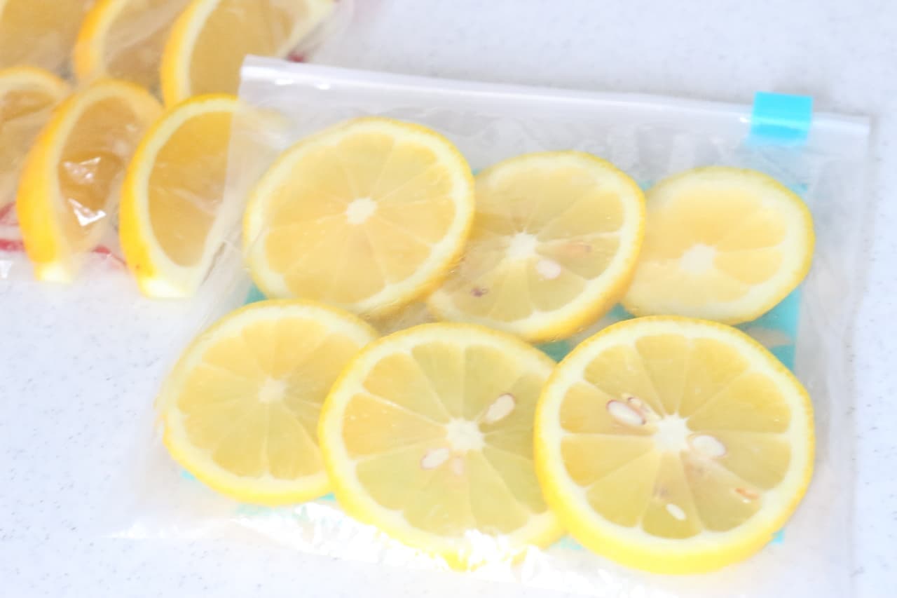 いつでも香りフレッシュ！レモンは冷凍保存が便利 -- 輪切り or くし形切りで料理やお菓子作りに [えんウチ]