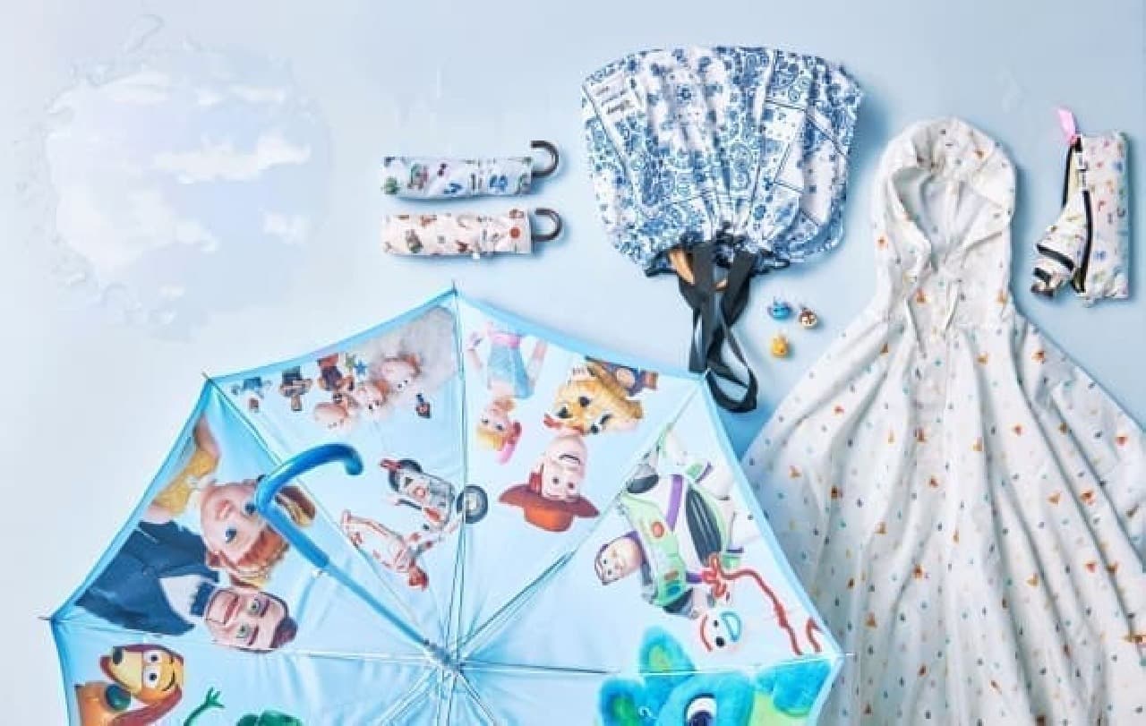 Cute rain goods from the Disney Store! --Umbrellas and ponchos that collaborated with popular brands