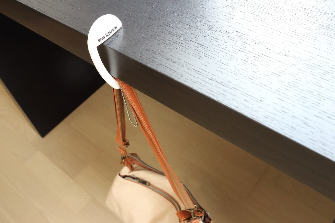 Hundred yen store "table bag hanger"