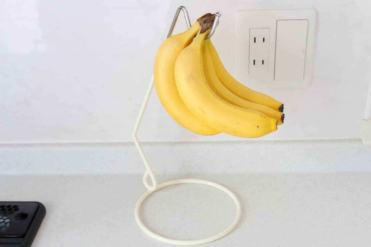バナナ好きにおすすめ 100均 バナナスタンド 吊り下げ保存で傷みを抑えて長持ち えんウチ