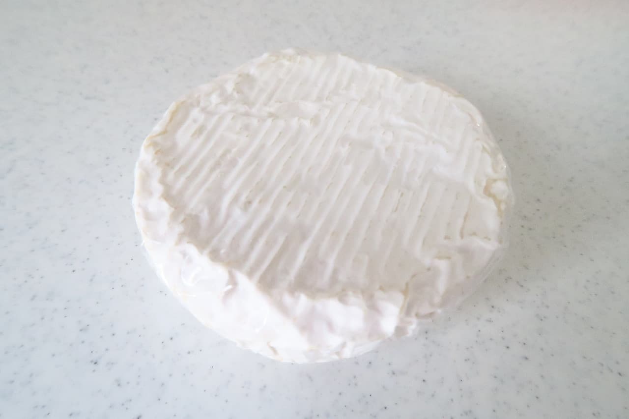 カマンベールチーズのきれいな切り方 -- クッキングシートで簡単に