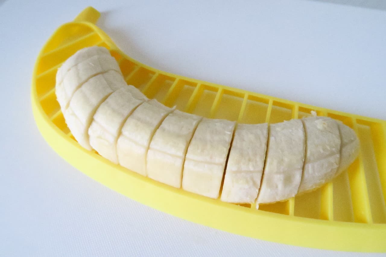 One whole slice! Daiso "Easy Banana Cutter"